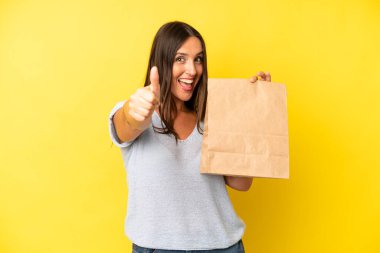 Güzel İspanyol bir kadın gururlu, olumlu gülümsüyor. konsepti kaldır