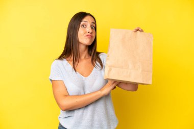 Güzel İspanyol bir kadın omuz silkiyor, kafası karışık ve kararsız hissediyor. konsepti kaldır