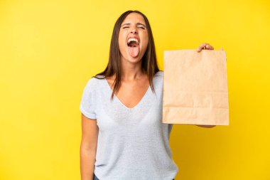 Neşeli ve asi tavırları olan, şaka yapan ve dilini dışarı çıkaran güzel İspanyol bir kadın. konsepti kaldır