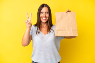 Güzel İspanyol kadın gülümsüyor ve arkadaş canlısı görünüyor, iki numarayı gösteriyor. konsepti kaldır