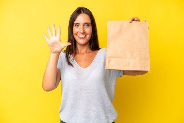 Güzel İspanyol kadın gülümsüyor ve arkadaş canlısı görünüyor, beş numarayı gösteriyor. konsepti kaldır