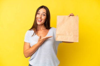 Güzel İspanyol bir kadın neşeli bir şekilde gülümsüyor, mutlu hissediyor ve bir konsept gösteriyor. konsepti kaldır