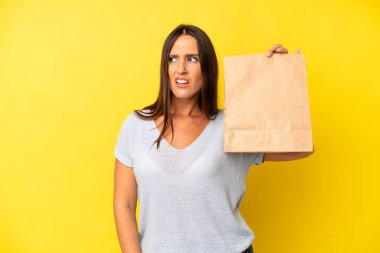 Güzel İspanyol bir kadın üzgün, üzgün ya da kızgın hissediyor ve yan tarafa bakıyor. konsepti kaldır