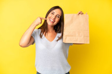 Güzel, İspanyol bir kadın, kendine güvenerek kendi gülüşünü işaret ediyor. konsepti kaldır