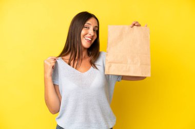 Güzel İspanyol bir kadın kibirli, başarılı, pozitif ve gururlu görünüyor. konsepti kaldır