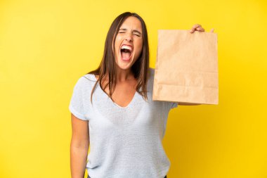 Oldukça İspanyol bir kadın agresif bir şekilde bağırıyor, çok kızgın görünüyor. konsepti kaldır