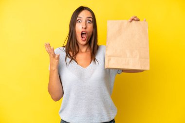 Oldukça İspanyol bir kadın inanılmaz bir sürprizle şaşkına dönmüş, şaşkına dönmüş ve hayrete düşmüş. konsepti kaldır