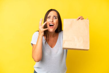 Tatlı İspanyol kadın umutsuz, sinirli ve stresli görünüyor. konsepti kaldır