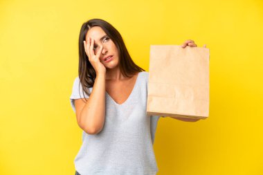 Oldukça İspanyol bir kadın bıkkın, bıkkın ve uykulu hissediyor yorucu bir geceden sonra. konsepti kaldır