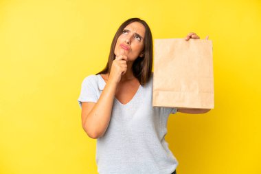 Düşünen, kuşkucu ve kafası karışık bir İspanyol kadın. konsepti kaldır