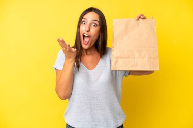 Oldukça İspanyol bir kadın son derece şaşırmış ve şok olmuş hissediyor. konsepti kaldır