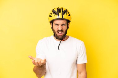 Çılgın sakallı adam sinirli, sinirli ve sinirli görünüyor. bisiklet kaskı konsepti