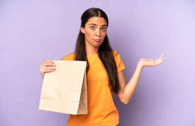 Oldukça İspanyol bir kadın şaşkın, şaşkın ve şüpheci hissediyor. kahve konseptini kaldır.