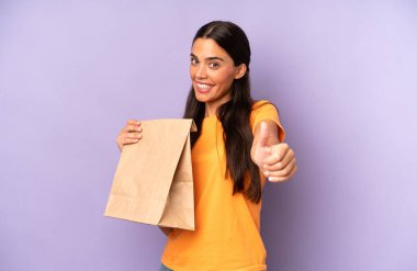 Güzel İspanyol bir kadın gururlu, olumlu gülümsüyor. kahve konseptini kaldır.