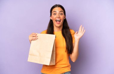 Oldukça İspanyol bir kadın kendini mutlu hissediyor ve inanılmaz bir şeye hayret ediyor. kahve konseptini kaldır.