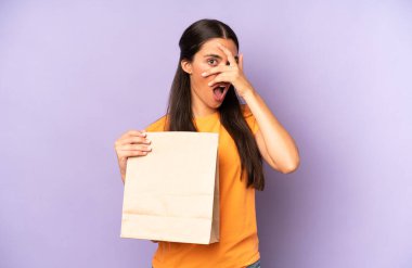 Güzel İspanyol kadın şok olmuş, korkmuş ya da korkmuş görünüyor. Yüzü elle kapatılmış. kahve konseptini kaldır.