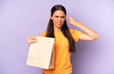 Kafası karışmış, kafası karışmış, deli olduğunu gösteren güzel İspanyol bir kadın. kahve konseptini kaldır.