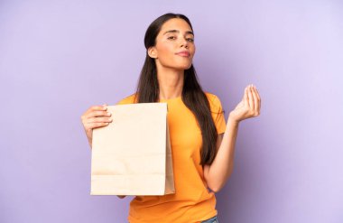 Güzel İspanyol kadın kapiş ya da para hareketi yapıyor, sana ödemeni söylüyor. kahve konseptini kaldır.