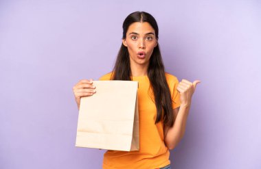 İnanamadığı için afallamış İspanyol bir kadın. kahve konseptini kaldır.