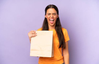 Oldukça İspanyol bir kadın agresif bir şekilde bağırıyor, çok kızgın görünüyor. kahve konseptini kaldır.