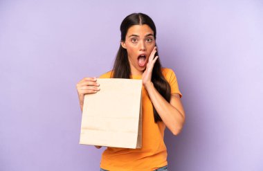 Oldukça İspanyol bir kadın şok olmuş ve korkmuş hissediyor. kahve konseptini kaldır.