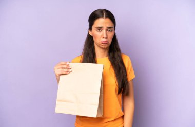 Güzel İspanyol bir kadın üzgün ve mızmızlanıyor. Mutsuz bir bakışı var ve ağlıyor. kahve konseptini kaldır.