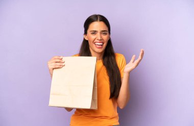 Tatlı İspanyol kadın umutsuz, sinirli ve stresli görünüyor. kahve konseptini kaldır.