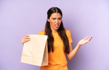 Oldukça İspanyol bir kadın son derece şaşırmış ve şok olmuş hissediyor. kahve konseptini kaldır.