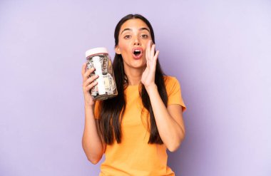 Güzel İspanyol bir kadın kendini mutlu hissediyordu, elleri ağzının kenarında bağırıyordu. Dolar birikimleri