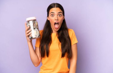 Güzel İspanyol kadın çok şaşırmış ya da şaşkın görünüyor. Dolar birikimleri