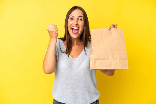 Vacker Latinamerikansk Kvinna Som Känner Sig Chockad Skrattar Och Firar — Stockfoto