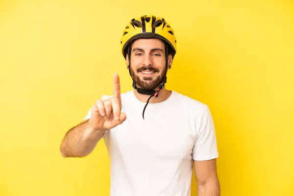 Louco Barbudo Homem Sorrindo Olhando Amigável Mostrando Número Conceito Capacete — Fotografia de Stock