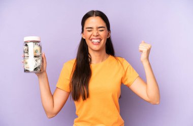 Kızgın bir ifadeyle saldırganca bağıran oldukça İspanyol bir kadın. Dolar birikimleri