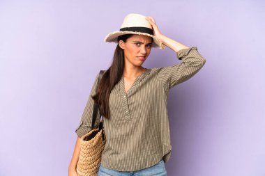 Kafası karışmış, kafası karışmış, deli olduğunu gösteren güzel İspanyol bir kadın. yaz konsepti