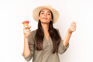 Güzel İspanyol kadın kapiş ya da para hareketi yapıyor, sana ödemeni söylüyor. dondurma ve yaz konsepti