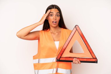 Oldukça İspanyol bir kadın mutlu, şaşkın ve şaşırmış görünüyor. araba acil konsepti