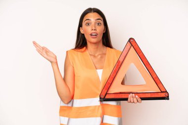 Oldukça İspanyol bir kadın kendini mutlu hissediyor ve inanılmaz bir şeye hayret ediyor. araba acil konsepti