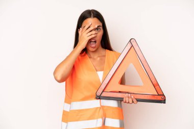 Güzel İspanyol kadın şok olmuş, korkmuş ya da korkmuş görünüyor. Yüzü elle kapatılmış. araba acil konsepti