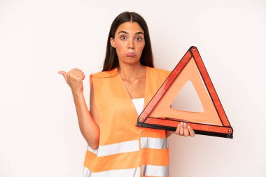 İnanamadığı için afallamış İspanyol bir kadın. araba acil konsepti