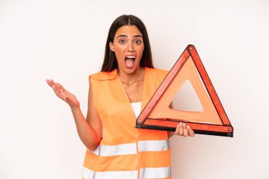 Oldukça İspanyol bir kadın inanılmaz bir sürprizle şaşkına dönmüş, şaşkına dönmüş ve hayrete düşmüş. araba acil konsepti