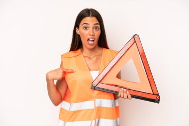 Şok olmuş ve ağzı açık, kendini işaret eden güzel İspanyol bir kadın. araba acil konsepti