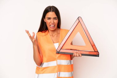 Oldukça İspanyol bir kadın son derece şaşırmış ve şok olmuş hissediyor. araba acil konsepti