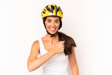 Güzel İspanyol bir kadın kendini mutlu hissediyor ve bir meydan okumayla yüzleşiyor ya da kutluyor. bisiklet kaskı konsepti