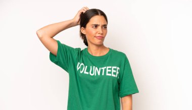 Kafası karışık, kafası karışık, kaşınan bir İspanyol kadın. ekoloji ve gönüllü konsepti