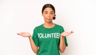 Oldukça İspanyol bir kadın şaşkın, şaşkın ve şüpheci hissediyor. ekoloji ve gönüllü konsepti