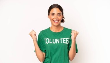 Oldukça İspanyol bir kadın şoke olmuş, gülüyor ve başarıyı kutluyor. ekoloji ve gönüllü konsepti