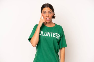 Yeni bir düşünce, fikir ya da konsept edinen oldukça İspanyol bir kadın şaşırmış görünüyor. ekoloji ve gönüllü konsepti