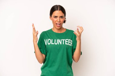 Oldukça İspanyol bir kadın son derece şaşırmış ve şok olmuş hissediyor. ekoloji ve gönüllü konsepti