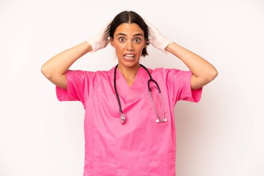 Oldukça İspanyol bir kadın stresli, endişeli ya da korkmuş, elleri başının üstünde. Veterinerlik kavramı