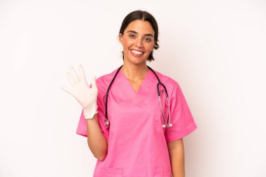 Güzel İspanyol kadın gülümsüyor ve arkadaş canlısı görünüyor, beş numarayı gösteriyor. Veterinerlik kavramı